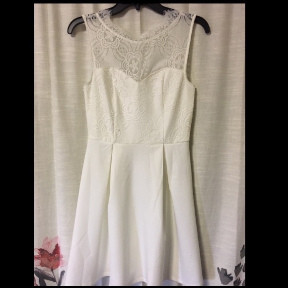 High neck short white dress with lace, size S - Picture 1 of 3
